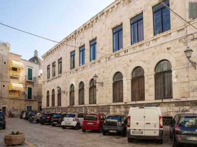 Ci spostiamo ora sul lato sinistro e poi alle spalle dell�immobile, dove ritroviamo finestre ad arco al primo livello e squadrate su quello superiore